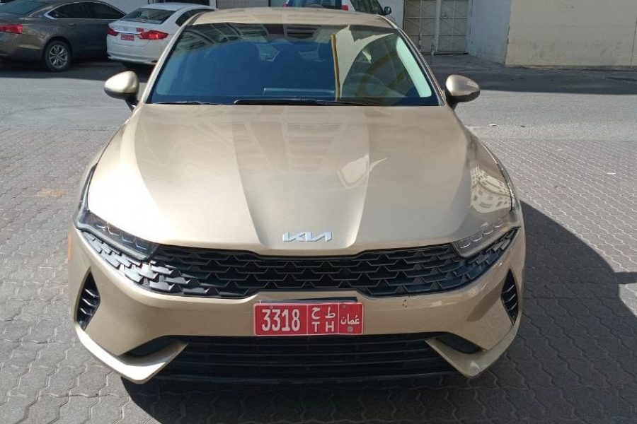 نمای جلو ماشین کیا K5 مدل 2023 طلایی برای اجاره در مسقط، عمان