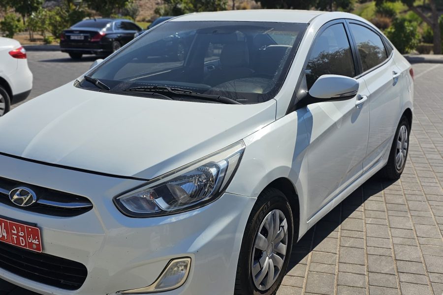 نمای جلو سمت راست خودرو هیوندای اکسنت 2017 سفید برای اجاره از MagiCAR در مسقط، عمان