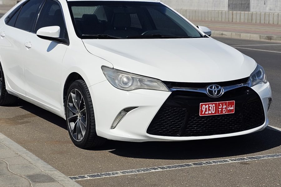 نمای جلو سمت چپ خودرو تویوتا کمری 2017 سفید برای اجاره از MagiCAR در مسقط، عمان