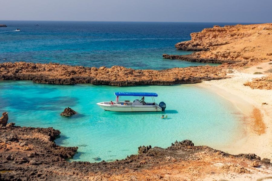 قایق گردشگری در میان صخره‌های جزایر دیمانیات عمان