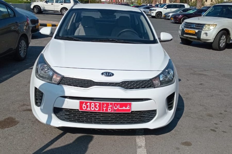 نمای جلو خودرو کیا ریو 2019 سفید برای اجاره در مسقط، عمان