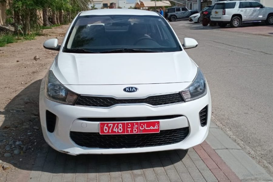 نمای جلو خودرو کیا ریو 2020 سفید برای اجاره از ONNO در مسقط، عمان