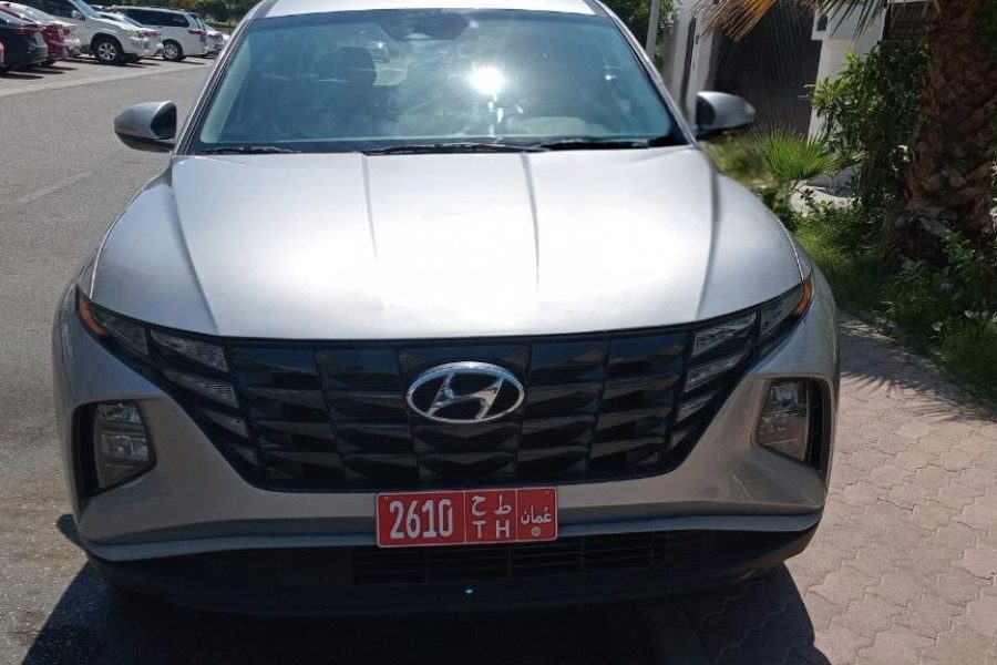 نمای جلو خودرو هیوندای توسان 2022 نقره‌ای مناسب برای اجاره در مسقط، عمان