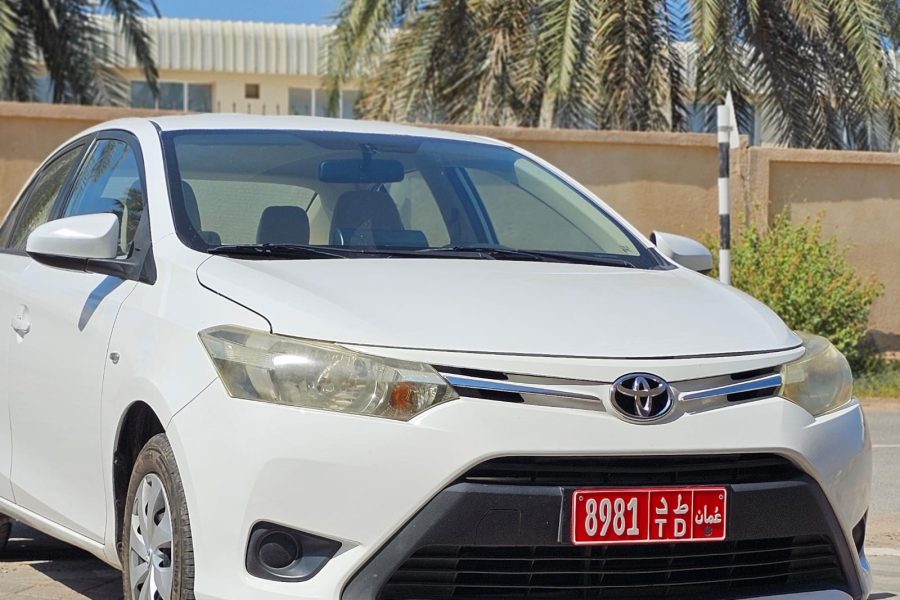 نمای جلو سمت شاگرد تویوتا یاریس 2016 سفید برای اجاره از MagiCAR در مسقط، عمان