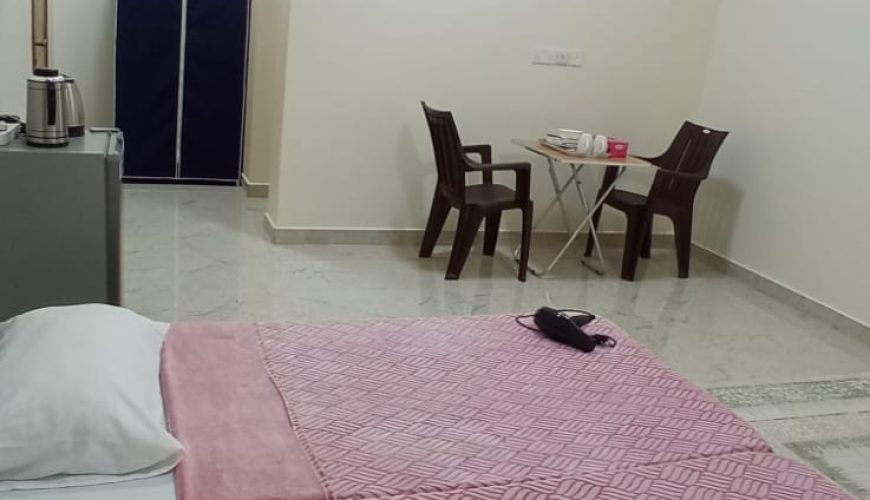 تخت، یخچال و درب ورودی در اتاق شماره ۶ هاستل ماندگار در مسقط، عمان