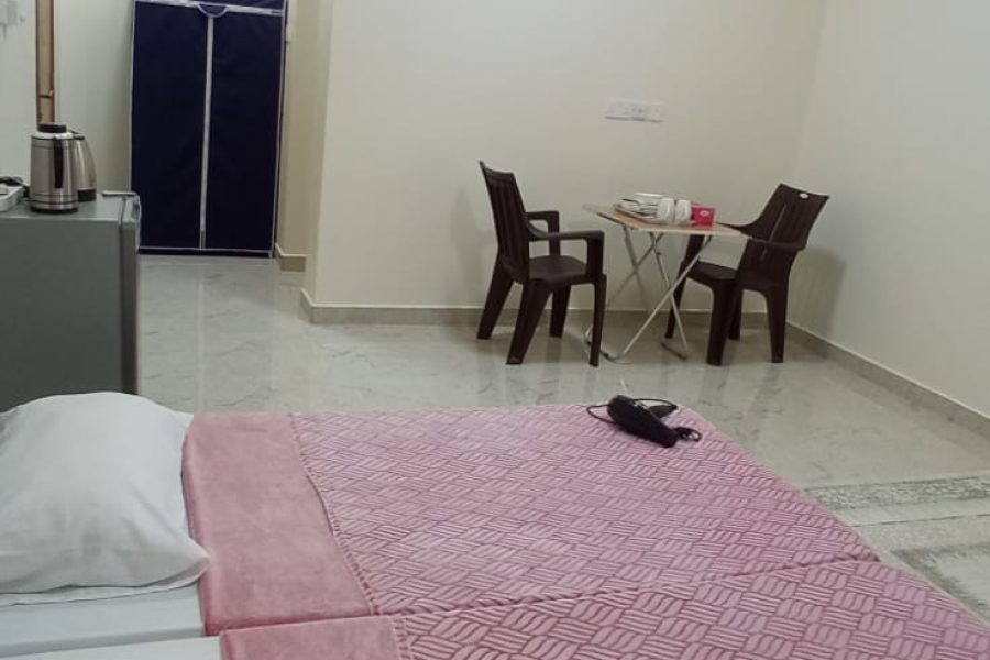 تخت، یخچال و درب ورودی در اتاق شماره ۶ هاستل ماندگار در مسقط، عمان