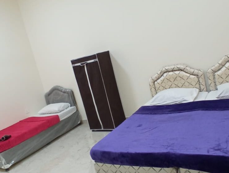 سه تخت یک‌نفره در اتاق شماره ۳ هاستل ماندگار در مسقط، عمان