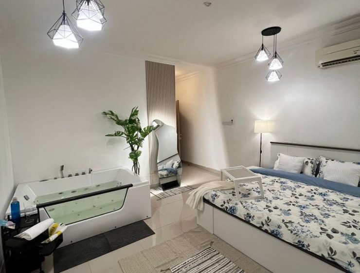 تخت دو نفره و وان در اتاق مستر آپارتمان دوخوابه NC-03 در مسقط، عمان