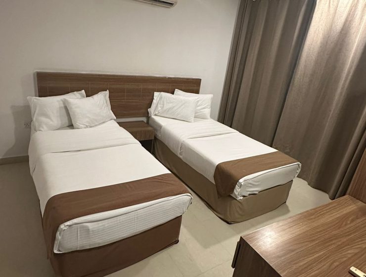 دو تخت یک نفره شیک در آپارتمان دو خوابه NC-01 در مسقط، عمان