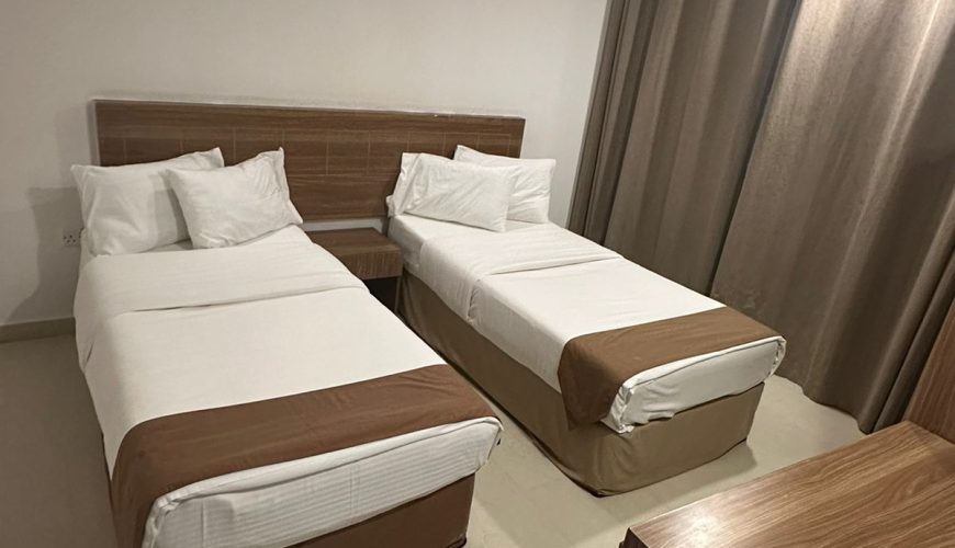 دو تخت یک نفره شیک در آپارتمان دو خوابه NC-01 در مسقط، عمان